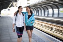 Mulheres em roupas esportivas na plataforma ferroviária — Fotografia de Stock