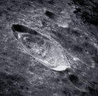 Cráter Einthoven en la región de Hadley-Apeninos de la Luna . - foto de stock