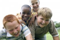 Retrato de grupo de meninos de idade elementar ao ar livre . — Fotografia de Stock