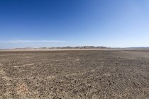 Campo de rocha em frente ao Monte Zin no deserto de Negev, Israel . — Fotografia de Stock