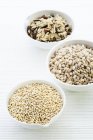 Ciotole di quinoa, orzo perlato e riso . — Foto stock