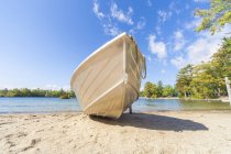 Boat standing by water edge. — Stock Photo