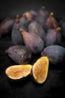 Figues noires de Provence sur plaque à pâtisserie, gros plan . — Photo de stock