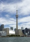 Сі-Ен Тауер в міський пейзаж Торонто, Онтаріо, Канада. — стокове фото