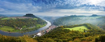 Vista panorámica de la orilla del río Elba, Suiza sajona, Sajonia, Alemania . - foto de stock