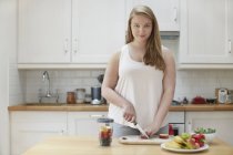 Jovem mulher preparando comida saudável — Fotografia de Stock