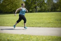 Mujer joven corriendo - foto de stock