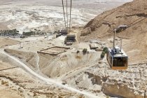 Канатная дорога восхождение с древними руинами в фоновом режиме, Израиль, Масада — стоковое фото
