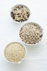 Bols de quinoa, d'orge perlé et de riz . — Photo de stock