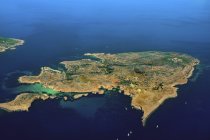 Vista aérea de la isla de Comino en el mar Mediterráneo . - foto de stock