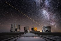 Rayon laser du télescope dans le ciel au-dessus de l'observatoire au Chili avec la Voie lactée en arrière-plan . — Photo de stock