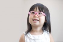 Asiatische Mädchen mit rosa Brille, Studioaufnahme. — Stockfoto