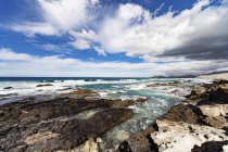 Vue panoramique des rochers sur la côte de la mer . — Photo de stock