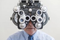 Uomo con esame oculare con attrezzature speciali . — Foto stock
