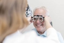 Optiker testet Sehvermögen von Senioren. — Stockfoto