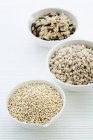 Bols de quinoa, d'orge perlé et de riz . — Photo de stock