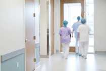 Pessoal médico caminhando no corredor do hospital, visão traseira . — Fotografia de Stock