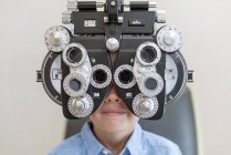 Menino tendo teste ocular com equipamento especial . — Fotografia de Stock