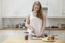 Junge Frau bereitet gesunde Nahrung zu — Stockfoto