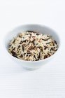 Tigela com mistura de arroz basmati marrom, carmargue vermelho e arroz selvagem — Fotografia de Stock
