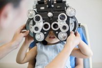 Fille ayant un test oculaire à la clinique avec un médecin . — Photo de stock