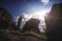 Rocas contra el sol en el cielo azul en Vila Velha State Park, Ponta Grossa, Brasil . - foto de stock