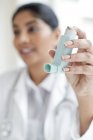 Médico femenino sosteniendo inhalador, primer plano . - foto de stock