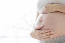 Schwangere berührt Bauch. — Stockfoto