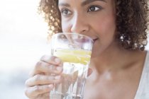 Женщина пьет воду — стоковое фото