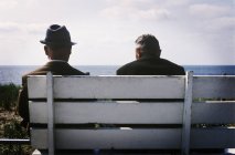 Deux hommes assis sur le banc — Photo de stock