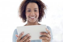 Mujer usando tableta digital en casa - foto de stock