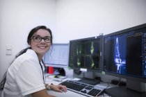 Radiologiste de l'hôpital assis au bureau devant les tomodensitogrammes
. — Photo de stock