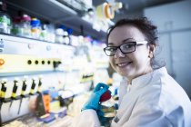 Científica femenina trabajando en laboratorio. - foto de stock