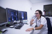 Radiologista registra resultados da tomografia computadorizada . — Fotografia de Stock