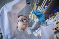 Cientista feminina fazendo experiência em laboratório . — Fotografia de Stock
