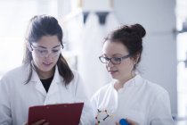 Женщины-ученые, работающие в лаборатории . — стоковое фото