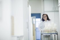 Женщина-ученый, стоящая в исследовательской лаборатории . — стоковое фото