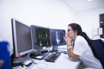 Radiologa donna che studia TAC su monitor . — Foto stock