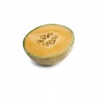 Hälfte der Cantaloupe Melone auf weißem Hintergrund. — Stockfoto