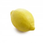 Nahaufnahme von Zitrone auf weißem Hintergrund. — Stockfoto