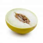 Die Hälfte der Honigtau-Melone auf weißem Hintergrund. — Stockfoto
