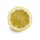 La moitié du citron sur fond blanc. — Photo de stock