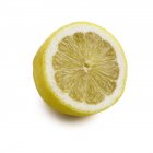 La moitié du citron sur fond blanc. — Photo de stock