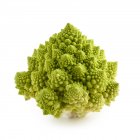 Romanesco brócoli sobre fondo blanco. - foto de stock