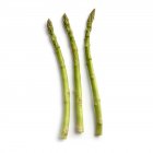 Vista ravvicinata degli asparagi su sfondo bianco . — Foto stock