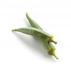 Vue rapprochée de l'okra sur fond blanc . — Photo de stock