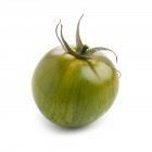 Grüne Tomate auf weißem Hintergrund. — Stockfoto