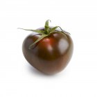 Schwarze Tomate auf weißem Hintergrund. — Stockfoto