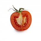 Die Hälfte der Tomate auf weißem Hintergrund. — Stockfoto