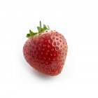 Nahaufnahme der Erdbeere auf weißem Hintergrund. — Stockfoto